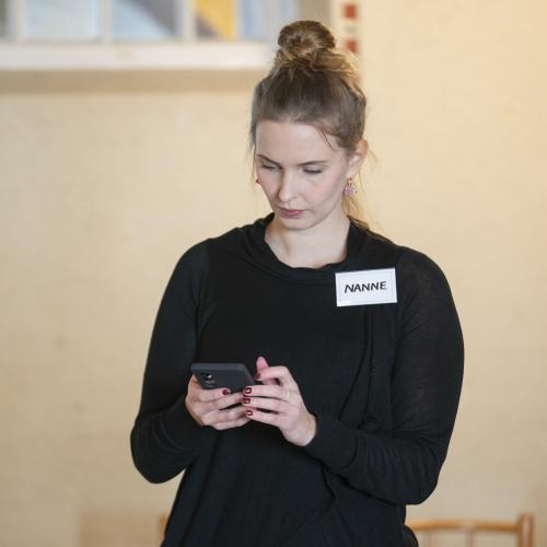 Tuottaja katsoo puhelinta